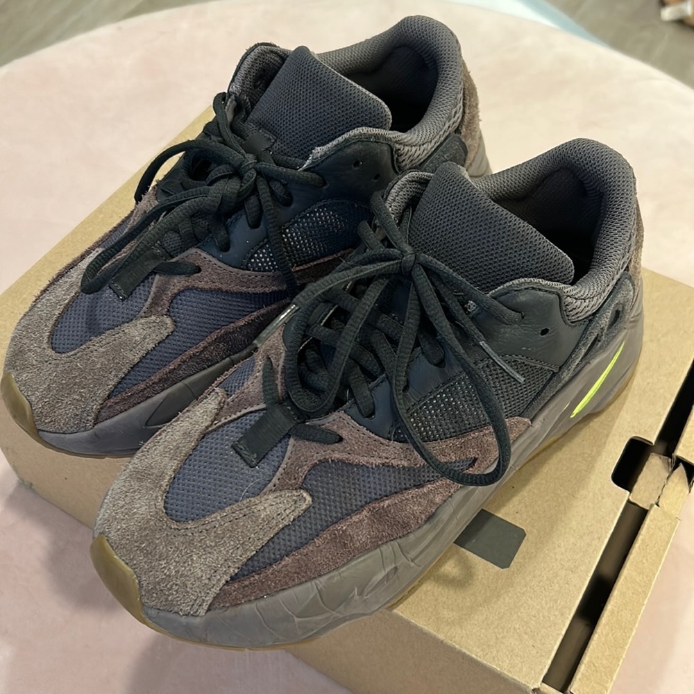 Yeezy Boost 700 Muave Size 7.5 Box Included